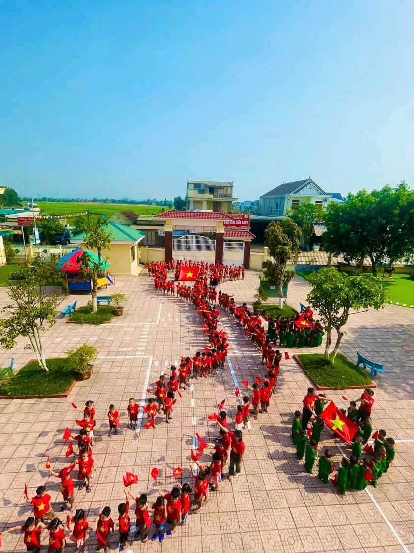 Sáng ngày 25/05/2025 trường MN Long Thành  phối hợp với phụ huynh, đoàn Thanh niên tổ chức một số hoạt động chào mừng ngày giải phóng miền Nam thông nhất đất nước 30/04/1975-30/04/2025.