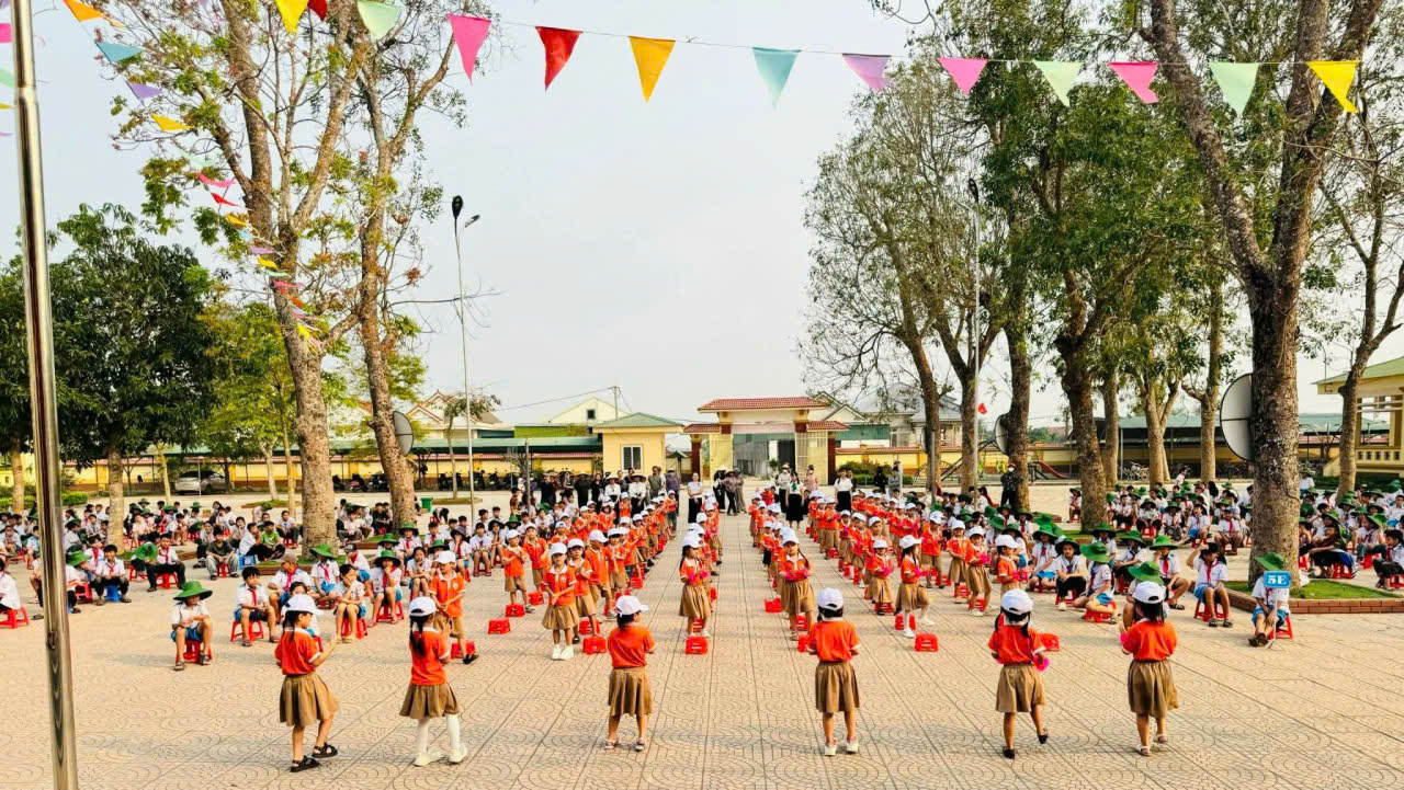 HOẠT ĐỘNG TRẺ 5 TUỔI THAM QUAN TRƯỜNG TIỂU HỌC